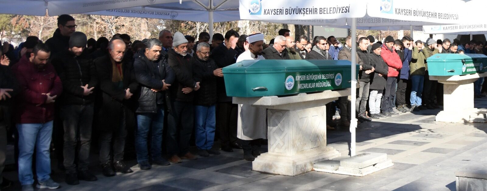 ZAFER ÖĞRETMENİN DEPREMDE YAŞAMINI YİTİREN EŞİ, OĞLU VE KAYINVALİDESİ TOPRAĞA VERİLDİ