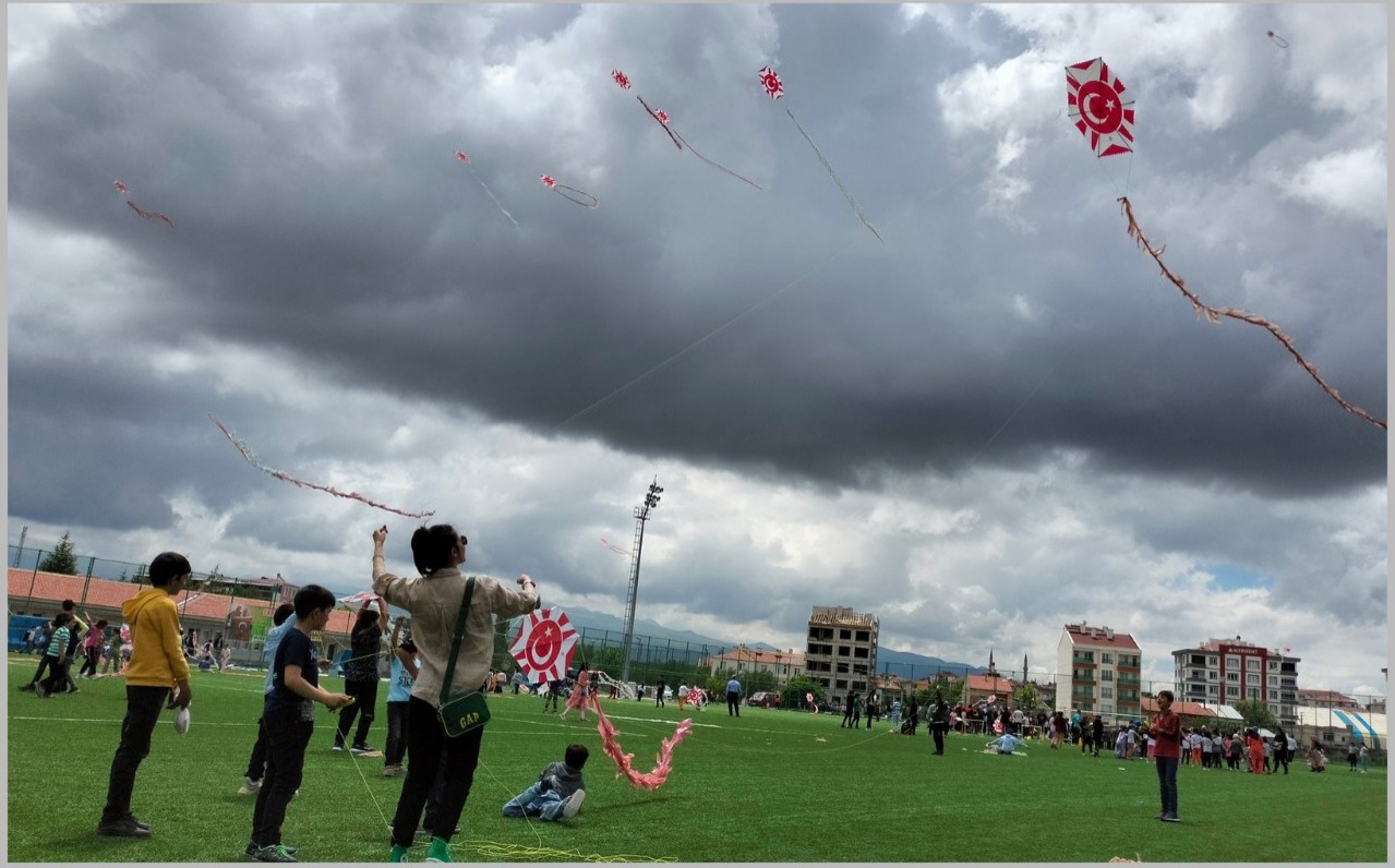 İNCESU’DA ÇOCUKLAR ‘UÇURTMA ŞENLİĞİ’NDE EĞLENDİ