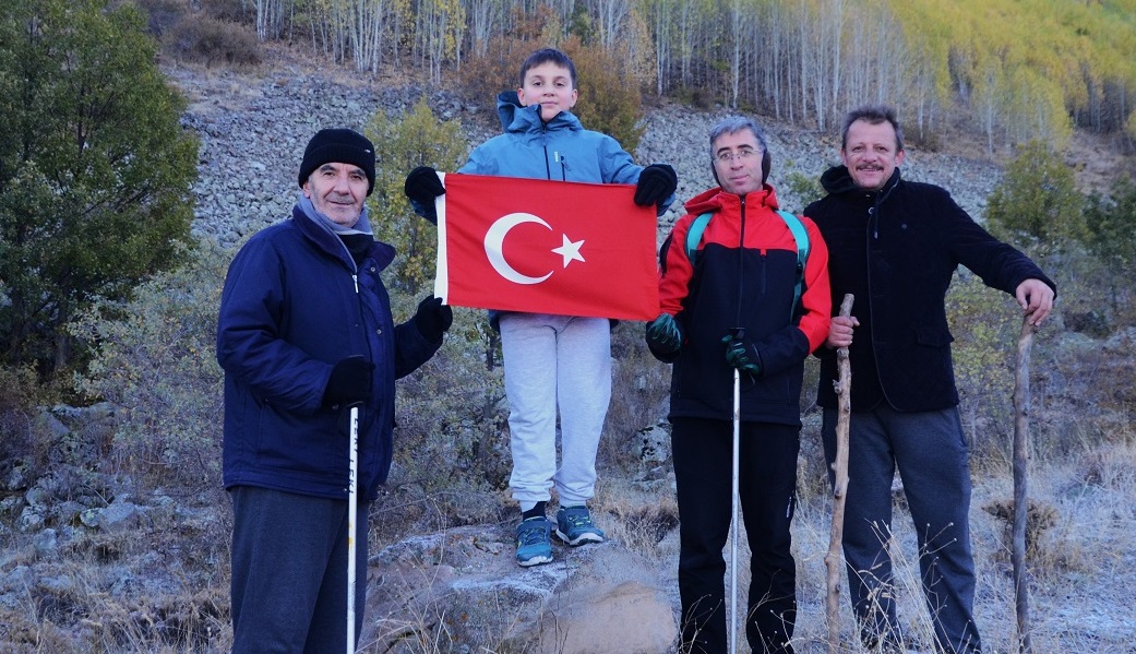 ERCİYES KARDELEN YÜRÜYÜŞ EKİBİ, CUMHURİYETİN 101. KURULUŞ YILDÖNÜMÜNÜ ORTA SEKİ ORMANLARINDA KUTLADI