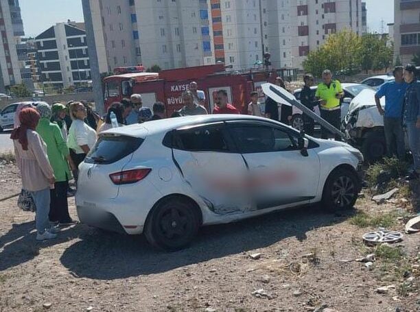 KAYSERİ’DE 2 OTOMOBİL ÇARPIŞTI: 1 YARALI