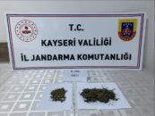 ŞÜPHELİNİN AYAKKABISINDAN 1005 GRAM UYUŞTURUCU MADDE ELE GEÇİRİLDİ