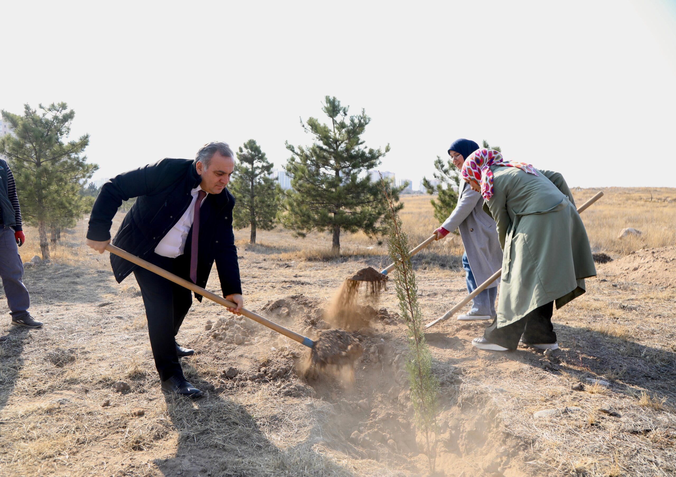 ERÜ’DE FİDANLAR TOPRAKLA BULUŞTU