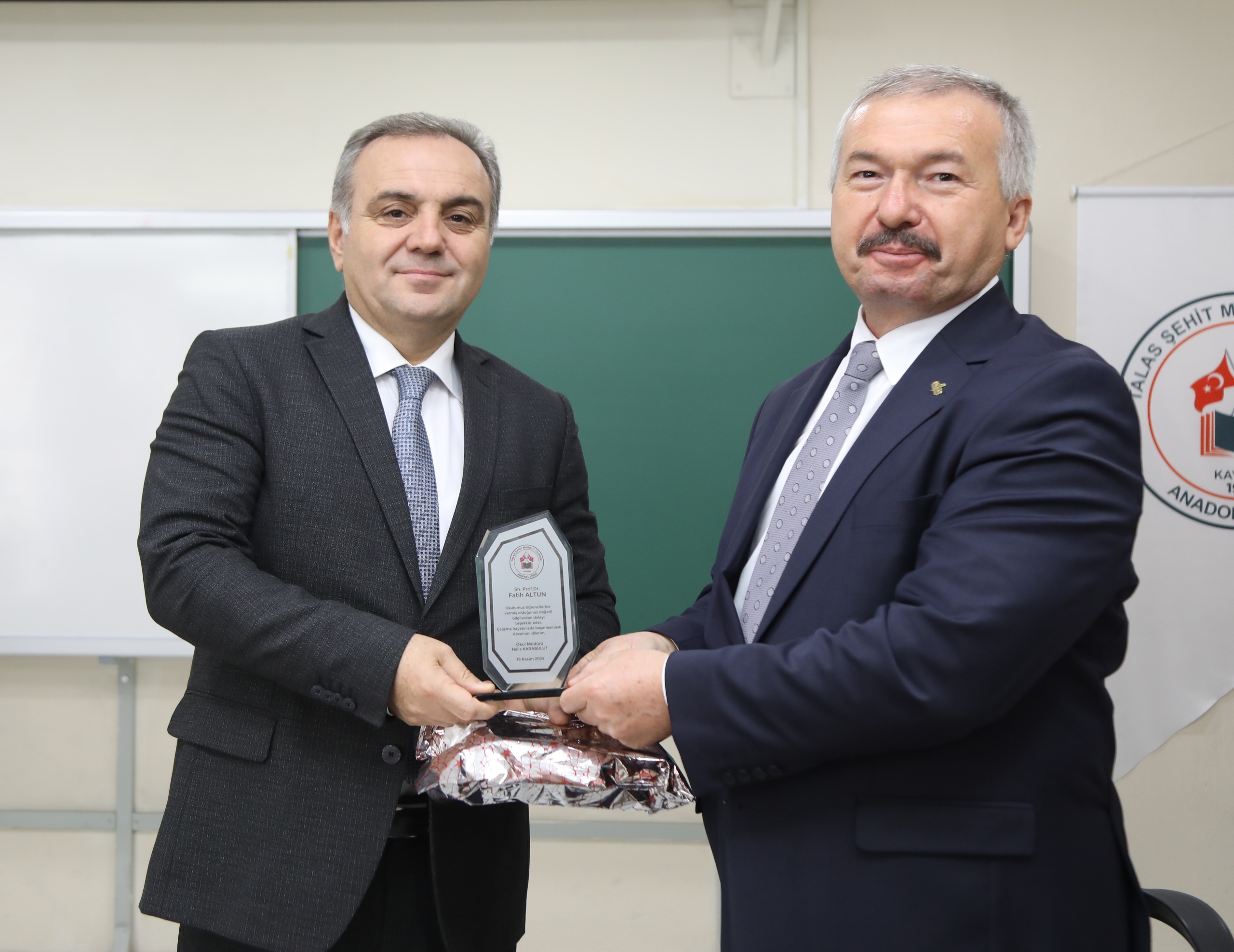 REKTÖR PROF. DR. ALTUN, ÖĞRENCİLERLE BİR ARAYA GELDİ