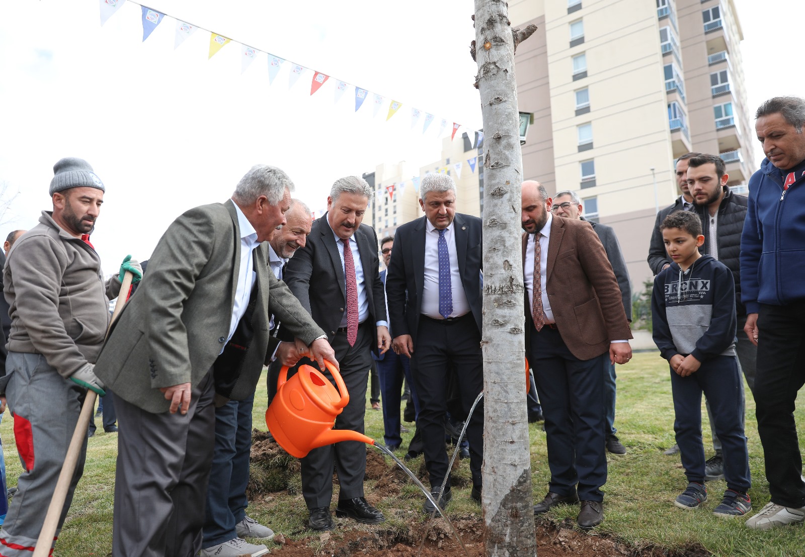 PALANCIOĞLU’NUN YEŞİL PROJESİ: “MELİKGAZİ’DE FİDAN DEĞİL; AĞAÇ DİKİYORUZ!”