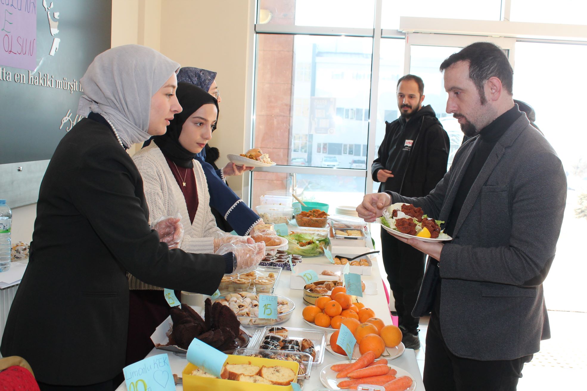 NNYÜ’DE İLKOKUL YARARINA KERMES