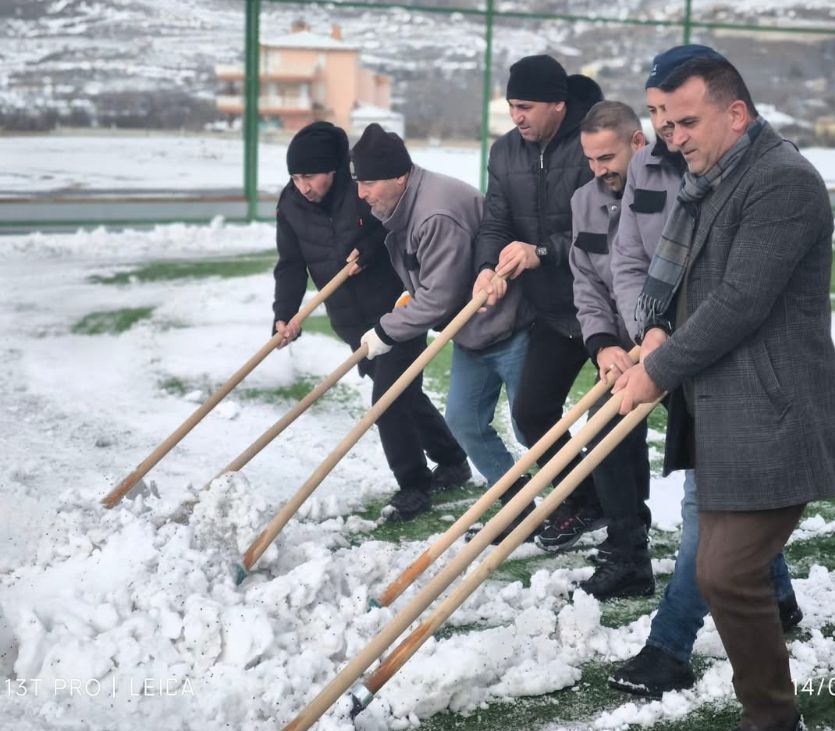 AMATÖR FUTBOL MAÇLARıNıN OYNANACAĞı SAHALARDAKI KARLAR TEMİZLENDİ