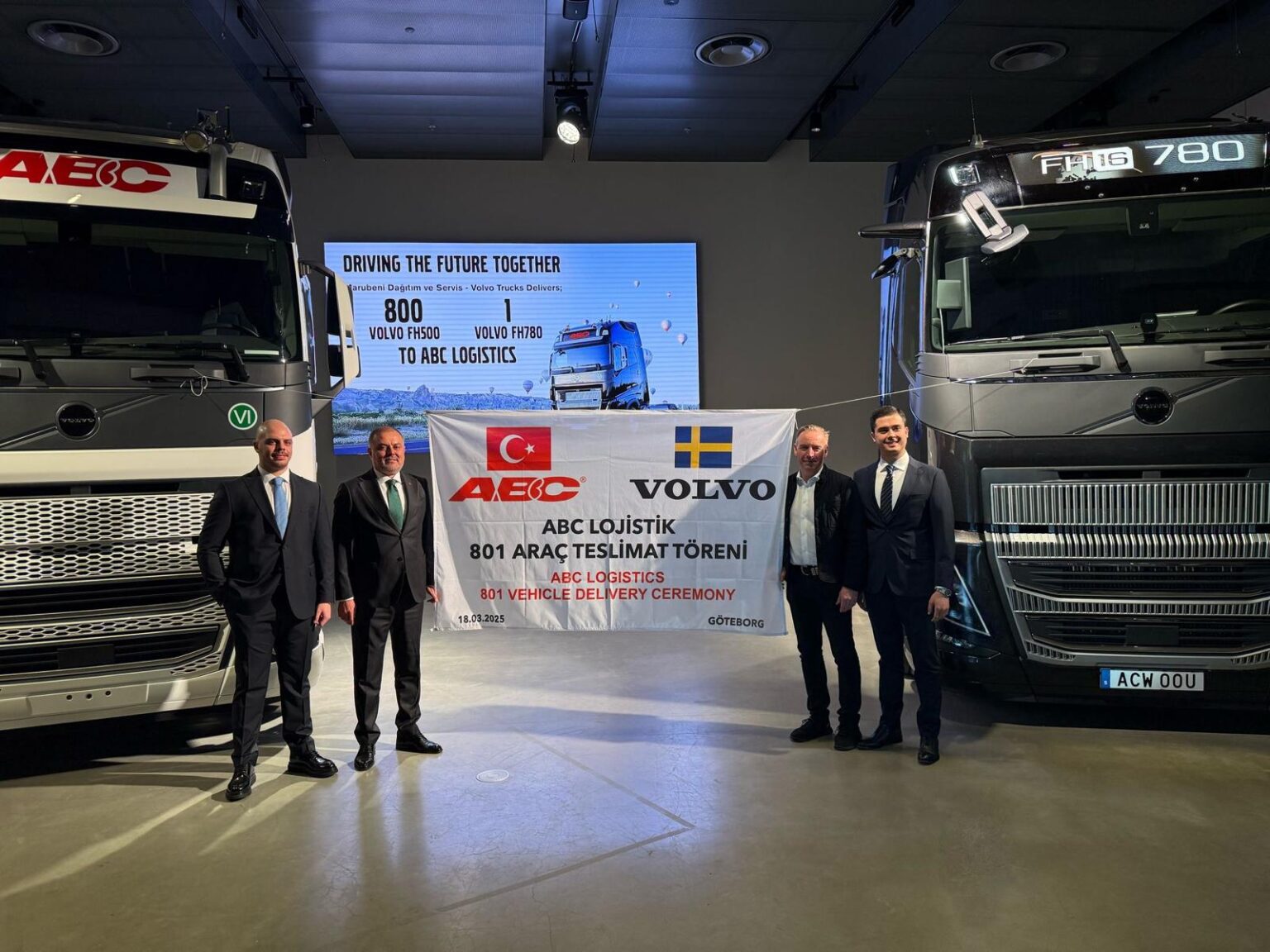 VOLVO’DAN ABC LOJİSTİK’E TARİHİ JEST: İSVEÇ’TE İLK KEZ TÜRK BAYRAĞI GÖNDERE ÇEKİLDİ